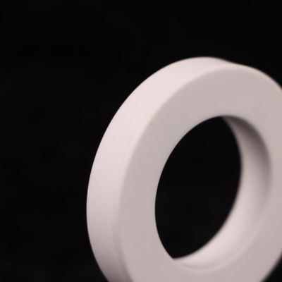 Resistensi isolasi 1012 Ohm-cm Keramik Aluminium Oxide untuk kekuatan kompresi yang tahan lama
