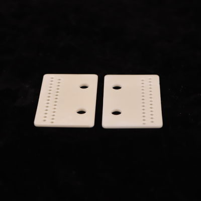 8.9 X 10-6/K Ekspansi Termal Keramik Aluminium Oksida untuk Aplikasi yang Tahan Lama dan Kuat