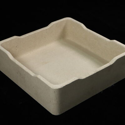 Saggar tahan api cordierite-mullite tipe persegi panjang atau persegi yang menawarkan ketahanan kelembaban tinggi, sempurna untuk pembakaran keramik dan kaca