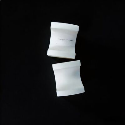 Modulus Young 200 hingga 400 GPa Keramik Alumina Memberikan Kekuatan Dielektrik 18 hingga 20 KVmm untuk Komponen Tahan Lama