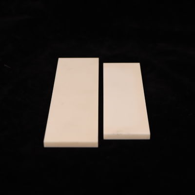 Ekspansi Termal Keramik Alumina 8.9 X 10-6/K dan Kepadatan 3.75-3.9g/cm3 Sempurna untuk Kebutuhan B2B Anda